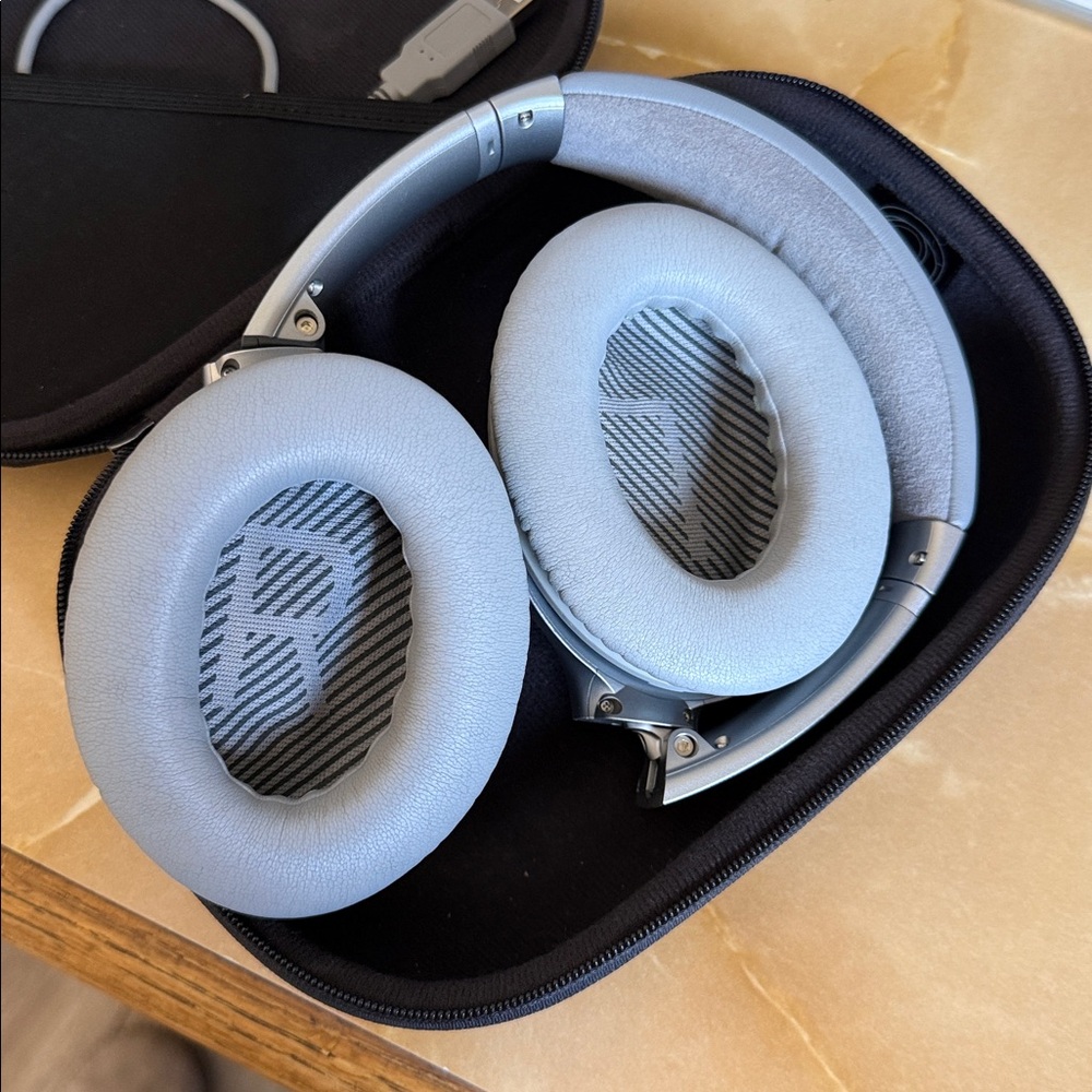 Bose Silver Quiet Comfort 35 Wireless Headphones with Black Carrying Case - Picture 2 of 2